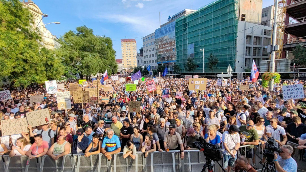 Protest na N&aacute;mest&iacute; SNP proti čistk&aacute;m ministerky kult&uacute;ry Martiny &Scaron;imkovičovej, ktor&yacute; organizuj&uacute; strany PS a SaS. FOTO: HN/Tom&aacute;&scaron; Susko