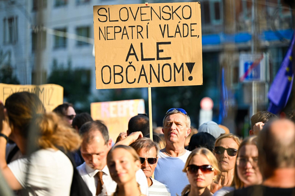 Účastníci protestného zhromaždenia, ktoré zorganizovali opozičné strany Progresívne Slovensko (PS) a Sloboda a solidarita (SaS). FOTO: TASR/Jakub Kotian