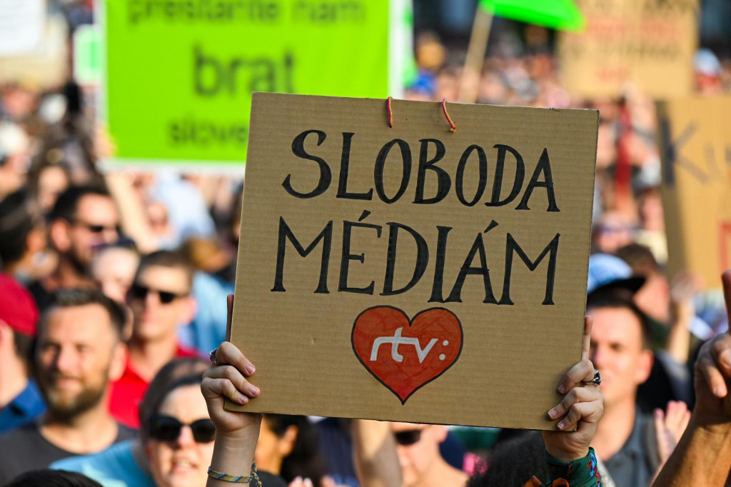 Účastníci protestného zhromaždenia, ktoré zorganizovali opozičné strany Progresívne Slovensko (PS) a Sloboda a solidarita (SaS). FOTO: TASR/Jakub Kotian