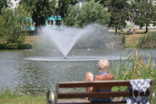 Fontána v prírodnom kúpalisku Jazero v mestskej časti Nad jazerom v Košiciach. FOTO: TASR/František Iván