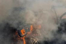 Auto horiace po izraelskom nálete. FOTO: Reuters