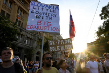 Koalícia rešpektuje práva občanov na zhromaždenie a slobodu prejavu. Šírenie nenávisti bez argumentov však nepovažuje za iný politický názor.. FOTO: REUTERS/Radovan Stoklasa