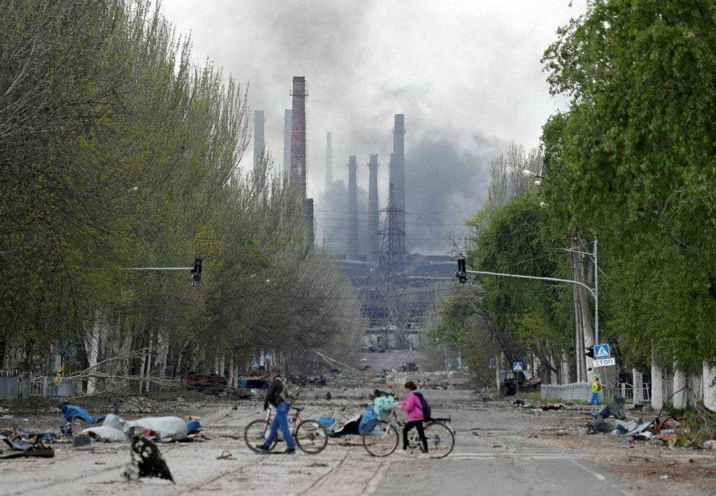 Dym nad závodom Azovstaľ počas v prístavnom meste Mariupol na Ukrajine, 2. mája 2022. FOTO: Reuters