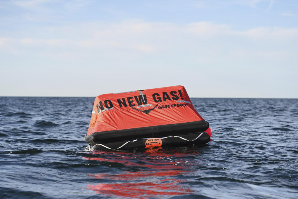 Záchranný čln organizácie na ochranu životného prostredia Greenpeace sa plaví počas protestu proti plánovanej ťažbe zemného plynu v Severnom mori, približne 20 km severozápadne od nemeckého ostrova Borkum. FOTO: TASR/AP