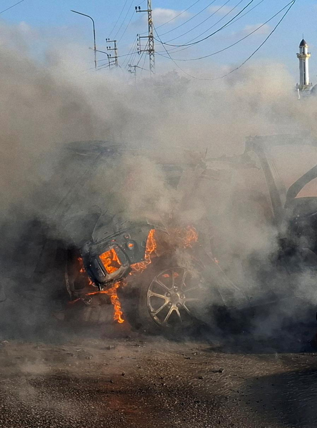 Auto horiace po izraelskom nálete. FOTO: Reuters