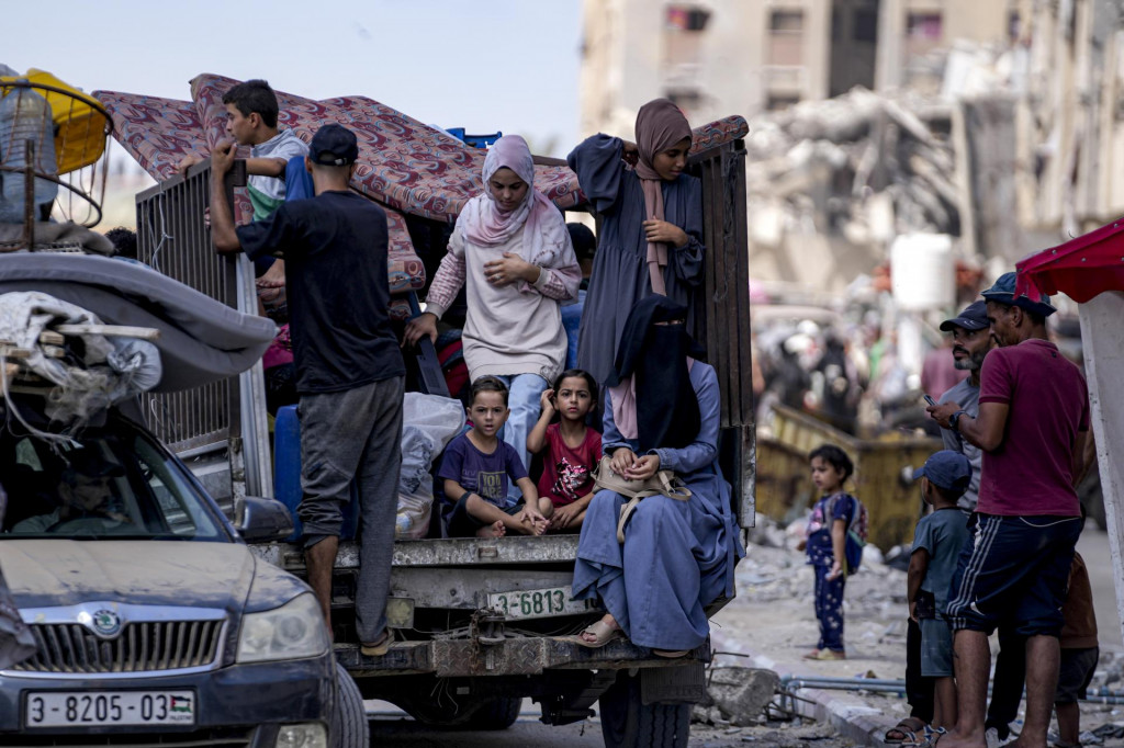 Palestínčania opúšťajú severnú štvrť mesta Chán Júnis v Pásme Gazy po tom, čo ich izraelská armáda vyzvala, aby okamžite opustili túto oblasť. FOTO: TASR/AP