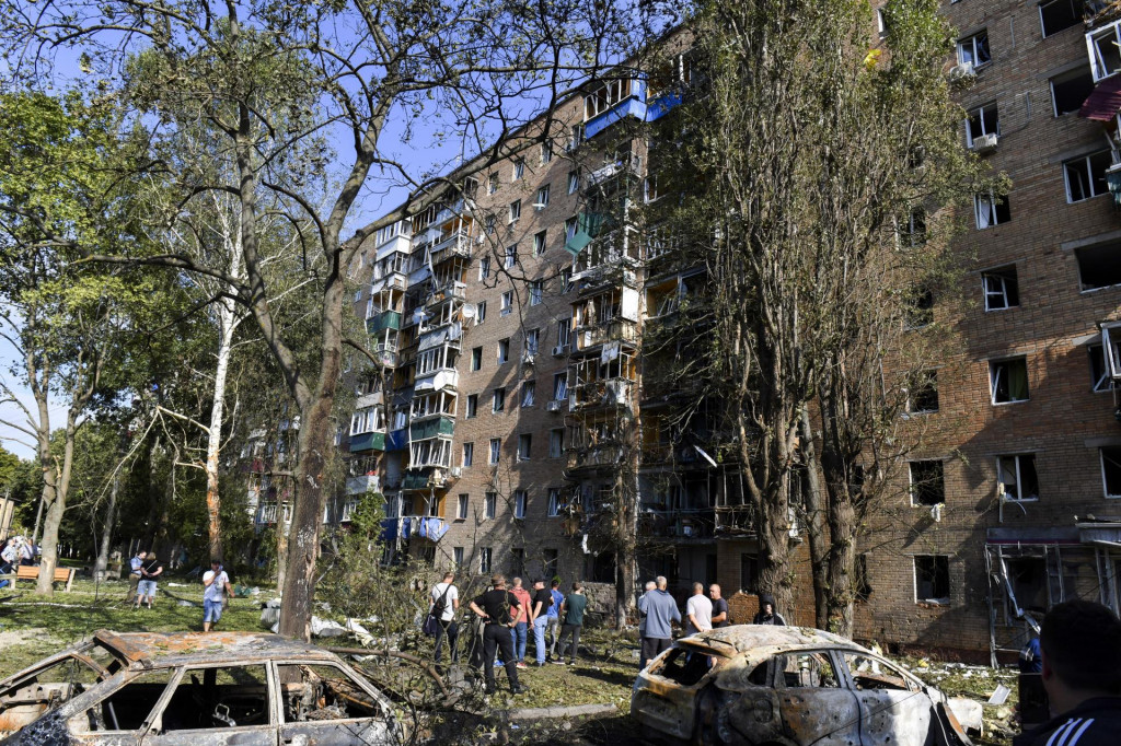 Obyvatelia stoja pred obytným domom po útoku ukrajinskej armády v meste Kursk na západe Ruska. FOTO: TASR/AP