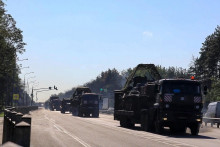 Kolóna ruských armádnych vozidiel sa presúva do Sudžanského okresu v Kurskej oblasti na západe Ruska, kde sa vedú boje medzi ukrajinskou a ruskou armádou. FOTO: TASR/AP