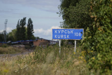 Tabuľa s nápisom Kursk 108 km sa a nachádza v Sumskej oblasti na severovýchode Ukrajiny pri hraniciach s Ruskom. FOTO: TASR/AP