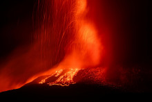 Sopka Etna opäť vychrlila lávu a popol. FOTO: Reuters