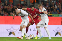 Hráč Trnavy Adrian Zelkovič, hráč Krakova Marc Carbo a kapitán Trnavy Roman Procházka počas odvetného zápasu tretieho predkola Európskej konferenčnej ligy medzi Wisla Krakov - FC Spartak Trnava. FOTO: TASR/Lukáš Grinaj