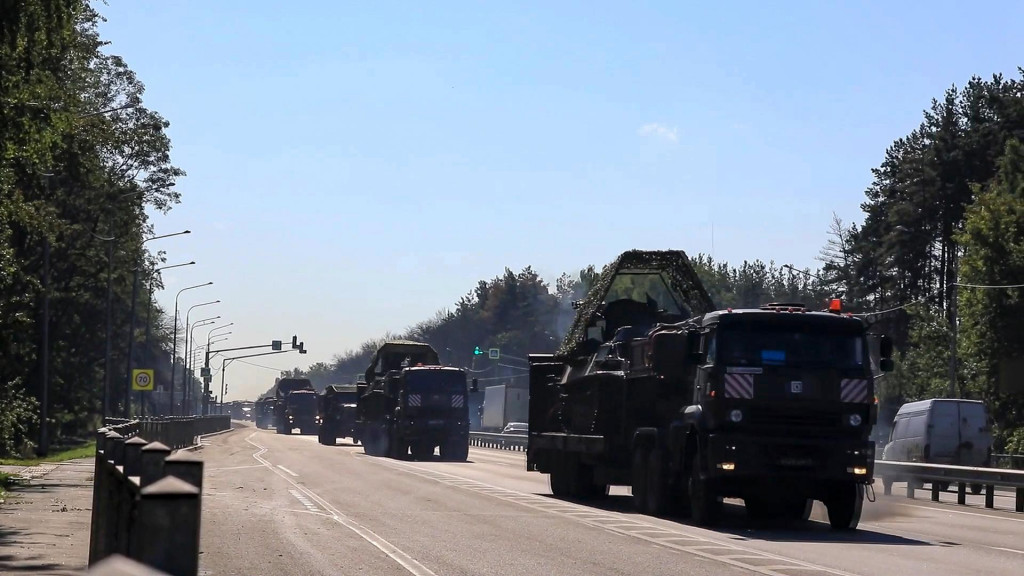 Kolóna ruských armádnych vozidiel sa presúva do Sudžanského okresu v Kurskej oblasti na západe Ruska, kde sa vedú boje medzi ukrajinskou a ruskou armádou. FOTO: TASR/AP