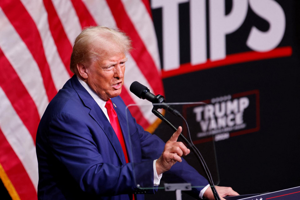 Republican presidential nominee and former U.S. President Donald Trump gestures as he speaks at a campaign event in Asheville, North Carolina, U.S. August 14, 2024. REUTERS/Jonathan Drake FOTO: Jonathan Drake