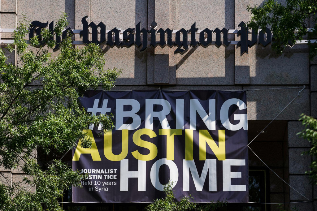 Transparent #BringAustinHome“ na počesť novinára Austina Ticea, ktorý bol unesený v Sýrii v roku 2012. FOTO: REUTERS