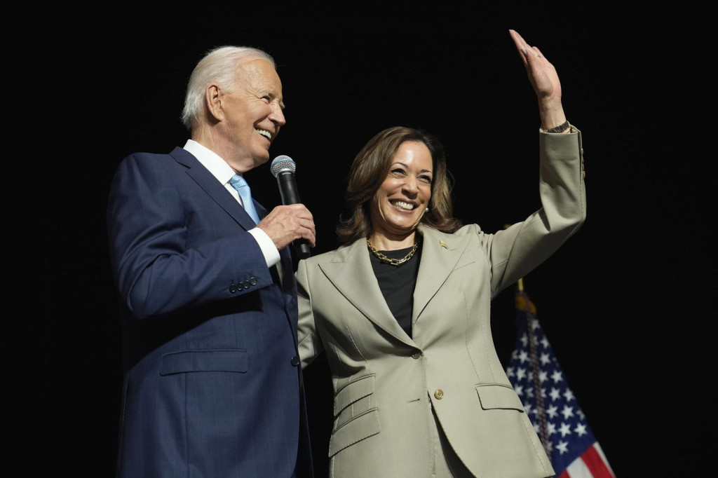 Americká viceprezidentka Kamala Harrisová (vpravo) a prezident USA Joe Biden počas spoločného vystúpenia na predvolebnom mítingu na univerzite Prince George v meste Largo. FOTO: TASR/AP