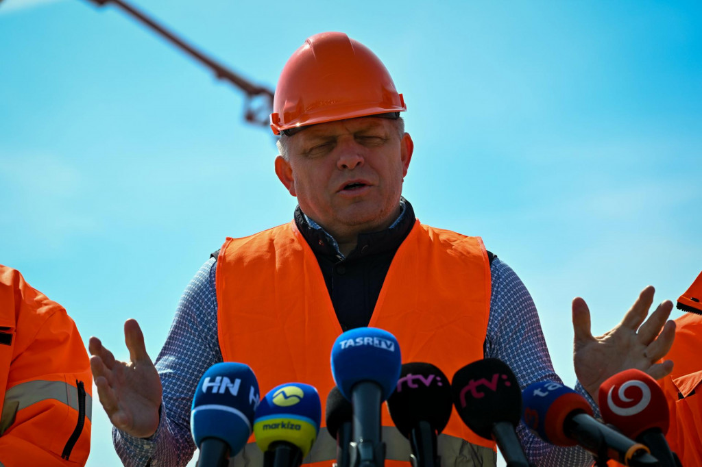 Hospodársky rast Slovenska stráca výtlak, karty v rukách drží predseda vlády Robert Fico. FOTO: TASR/Pavol Zachar