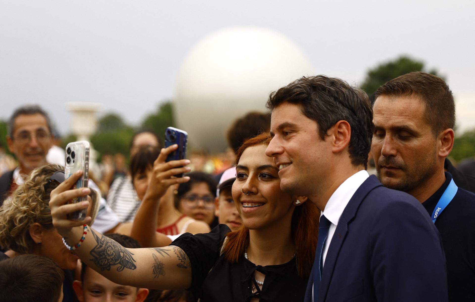 Macronov chránenec, ktorý mu prerástol cez hlavu. Hviezda mladého premiéra Attala stúpa