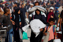 Vysídlení Palestínčania utekajú z východnej časti Chán Júnis na základe príkazu izraelskej armády na evakuáciu uprostred konfliktu medzi Izraelom a Hamasom. FOTO: Reuters