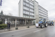 Záber z februárového protestu poľnohospodárov pred budovou Poľnohospodárskej platobnej agentúry. FOTO: TASR/Martin Baumann