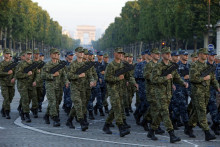 Armádne sily Chorvátska kráčajú počas nácviku francúzskej prehliadky Dňa Bastily na Champs-Elysee. FOTO: TASR/AP