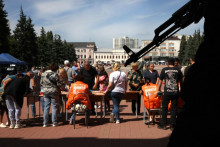 Ruskí utečenci dostávajú humanitárnu pomoc v Kursku. FOTO: Profimedia