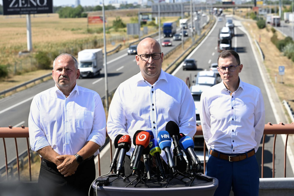 Minister dopravy Jozef Ráž ml., štátny tajomník Ministerstva dopravy Igor Choma a generálny riaditeľ Národnej diaľničnej spoločnosti Filip Macháček. FOTO: TASR/Pavel Neubauer