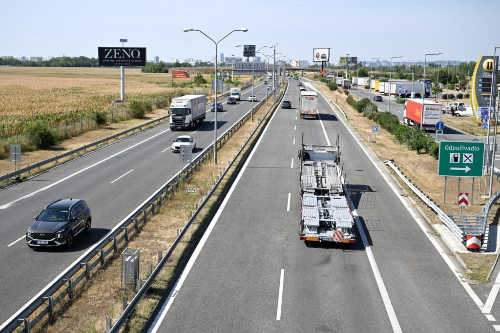 Výjazd dialničného úseku na D1 z Bratislavy na Nitru. FOTO: TASR/Pavel Neubauer