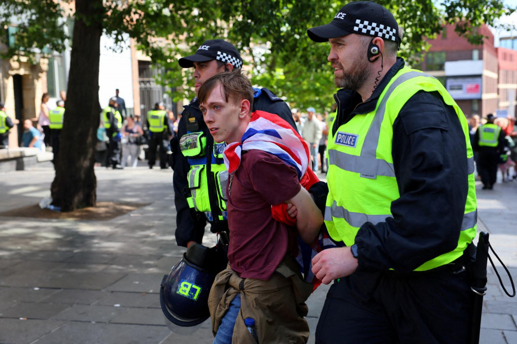 V britskom Newcastli policajti zadržali demonštranta proti prisťahovalectvu. FOTO: Reuters