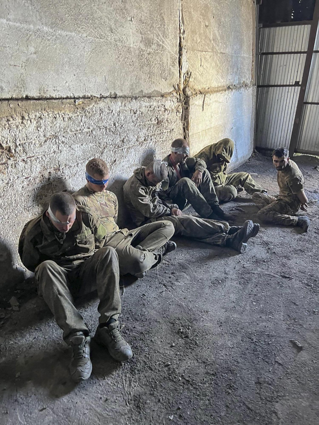 Ruskí vojaci, ktorých údajne zajali ukrajinské sily pri cezhraničných útokoch, sedia na zemi v bunkri v ruskej Kurskej oblasti. FOTO: TASR/AP