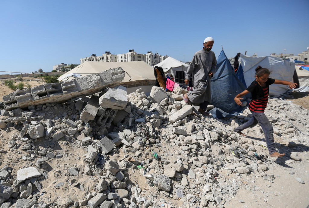 Vysídlení Palestínčania sa ukryli na cintoríne, keďže ministerstvo zdravotníctva v Gaze oznámilo, že počet obetí prekročil 40-tisíc. FOTO: Reuters