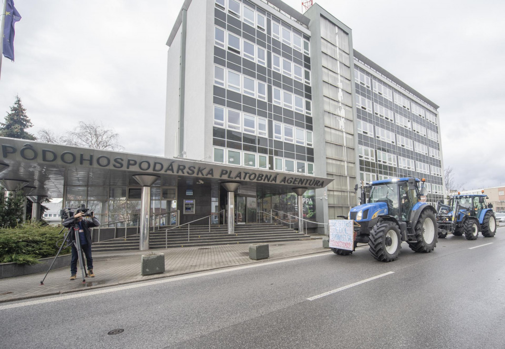 Záber z februárového protestu poľnohospodárov pred budovou Poľnohospodárskej platobnej agentúry. FOTO: TASR/Martin Baumann