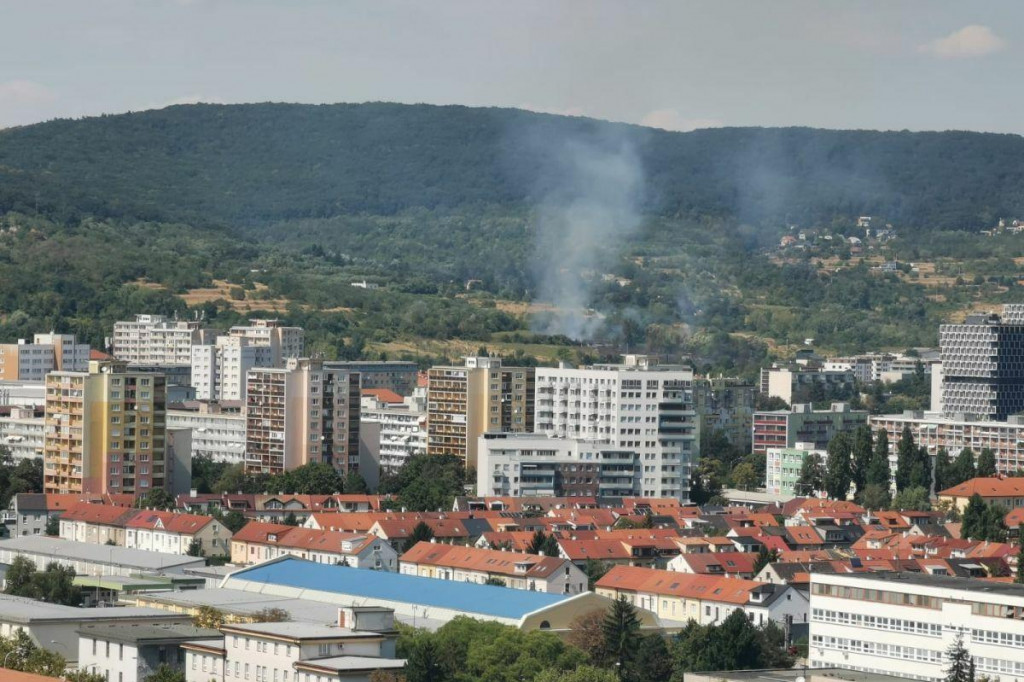 Pohľad na požiar v Bratislave. FOTO: HN/Štefan Chovanec