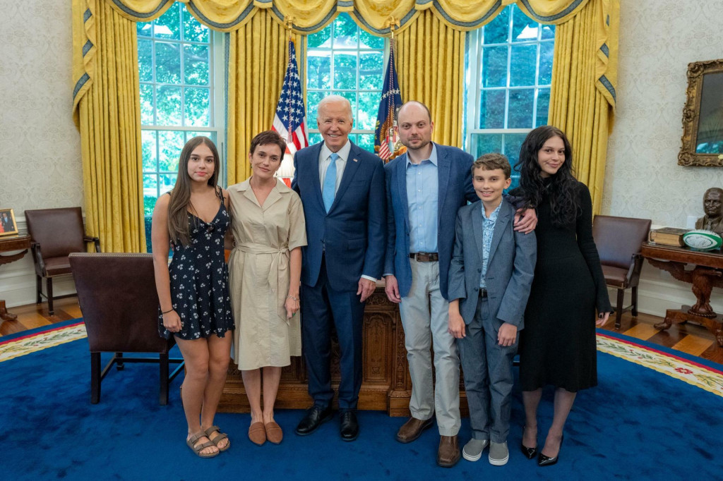 Vladimir strávil dva a pol roka nespravodlivo uväznený v Rusku za to, že hovoril proti ruskej vojne na Ukrajine, uviedol Joe Biden na sieti X. FOTO: X/President Biden