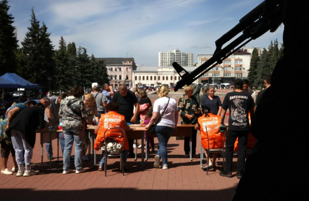 Ruskí utečenci dostávajú humanitárnu pomoc v Kursku. FOTO: Profimedia