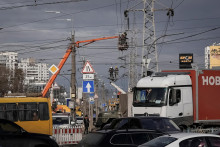 Pracovníci zásobovania energiou obnovujú vedenie vysokého napätia zničené pri ruskom raketovom útoku. FOTO: Reuters