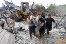 Palestínčania po izraelskom útoku v Pásme Gazy. FOTO: Reuters