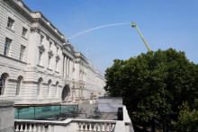 Hasiči pracujú na mieste požiaru v Somerset House v Londýne. FOTO: Reuters