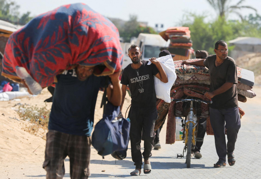 Vysídlení Palestínčania utekajú z mesta po izraelskom príkaze na evakuáciu. FOTO: Reuters