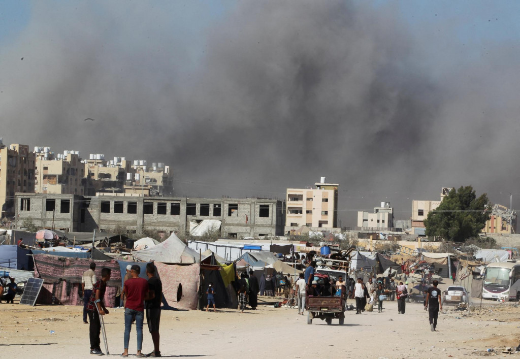 Dym stúpa po izraelskom údere na obytnú budovu uprostred prebiehajúceho konfliktu medzi Izraelom a Hamasom v Chán Júnis. FOTO: Reuters