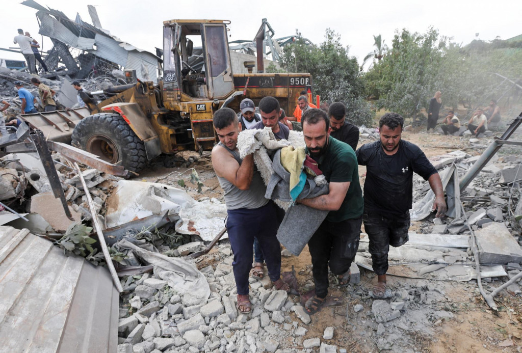 Palestínčania po izraelskom útoku v Pásme Gazy. FOTO: Reuters