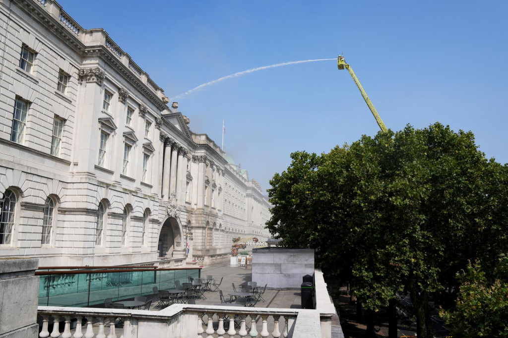 Hasiči pracujú na mieste požiaru v Somerset House v Londýne. FOTO: Reuters