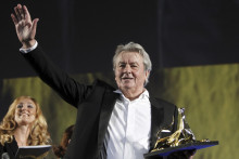 Na archívnej snímke francúzsky herec Alain Delon si prebral prevzal cenu za celoživotný prínos na filmovom festivale vo švajčiarskom Locarne (2. augusta 2012). FOTO: TASR/AP