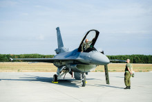 Slovenský pilot nastupuje do kokpitu pred skúšobným letom stíhačky F-16 americkej výroby. FOTO: FB/Ozbrojené sily SR