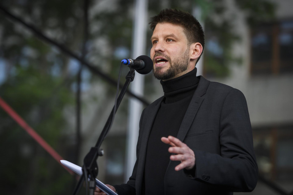 Predseda hnutia Progres&iacute;vne Slovensko a podpredseda N&aacute;rodnej rady SR Michal &Scaron;imečka rečn&iacute; počas protivl&aacute;dneho protestu. FOTO: TASR/Jaroslav Nov&aacute;k