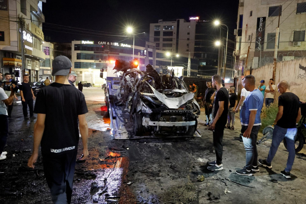 Auto poškodené pri izraelskom nálete v Džaníne na Izraelom okupovanom Západnom brehu Jordánu. FOTO: Reuters