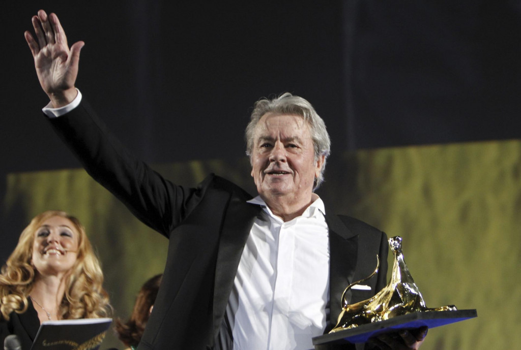 Na archívnej snímke francúzsky herec Alain Delon si prebral prevzal cenu za celoživotný prínos na filmovom festivale vo švajčiarskom Locarne (2. augusta 2012). FOTO: TASR/AP