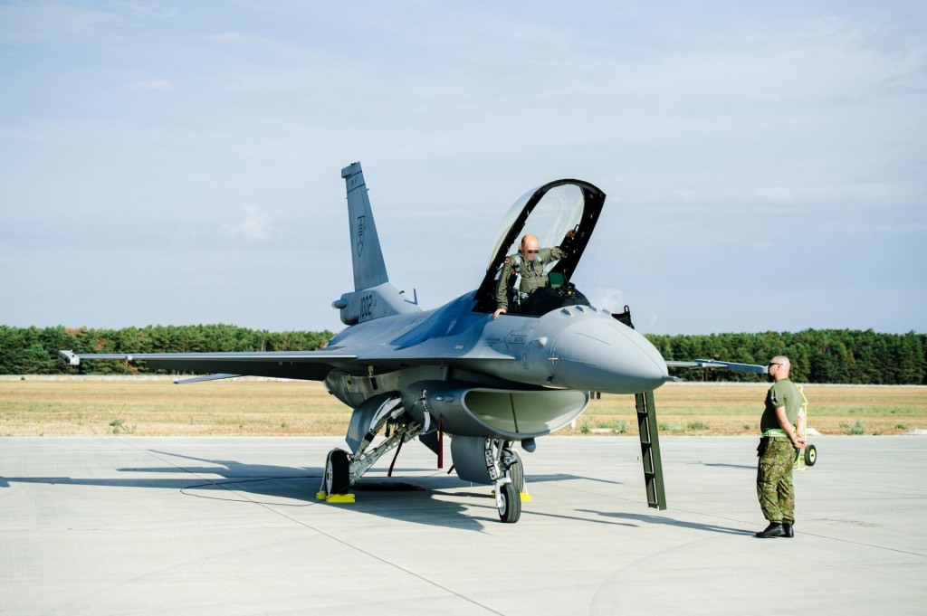 Slovenský pilot nastupuje do kokpitu pred skúšobným letom stíhačky F-16 americkej výroby. FOTO: FB/Ozbrojené sily SR