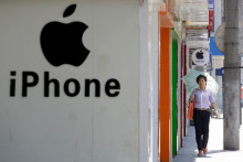 Logo spoločnosti Apple a smartfónov iPhone. FOTO: REUTERS