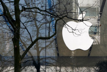 Logo Apple na obchode Apple Store v Bruseli. FOTO: REUTERS