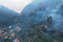 Lesný požiar v obci Ribeira Brava na Madeire. FOTO: Reuters